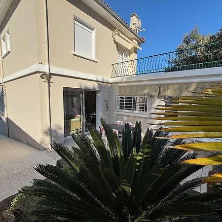 Grande A Pour 10 Pers. Avec Terrasse Et Jardin - Fr-1-494-212