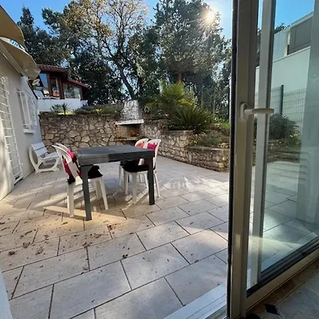 Grande A Pour 10 Pers. Avec Terrasse Et Jardin - Fr-1-494-212 Royan